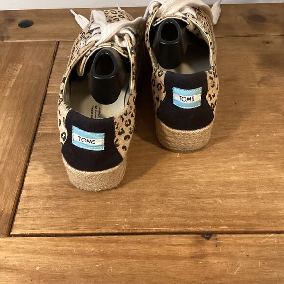 Toms Animal Print Flats with Cream Laces - Picture 4 of 10